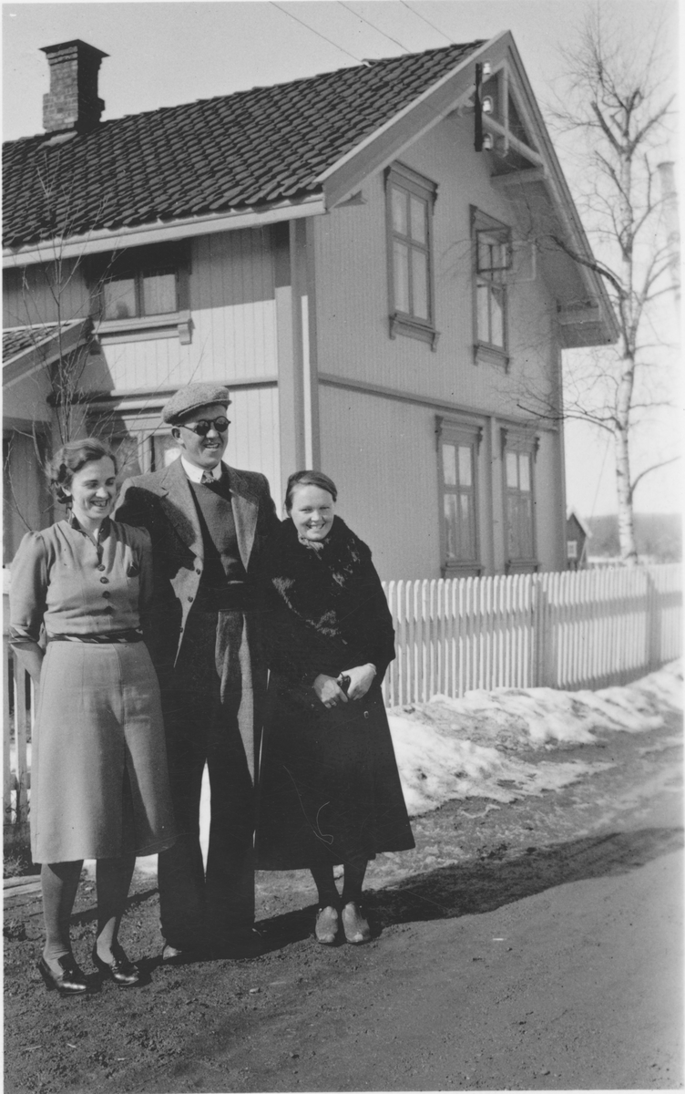 To damer og en  mann står på veien på Ask i Gjerdrum. Mary Nordengen (g Kjærstad) til venstre, de to andre er ukjent.