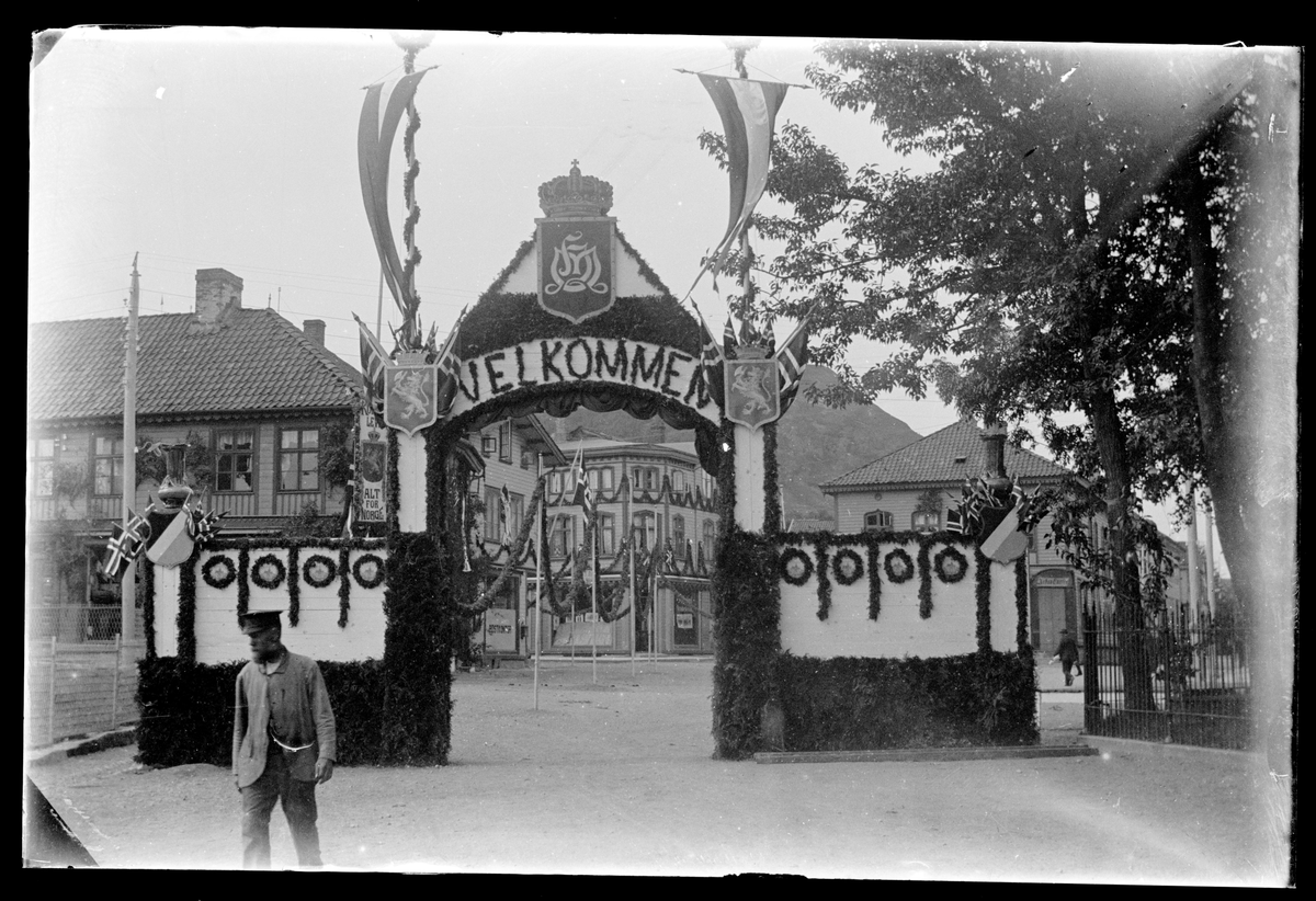 Portal satt opp ved jernbanestasjonen i Egersund sentrum i forbindelse med kongebesøket i 1906
