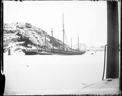 Seilskuter i isen i Vågen i Egersund
