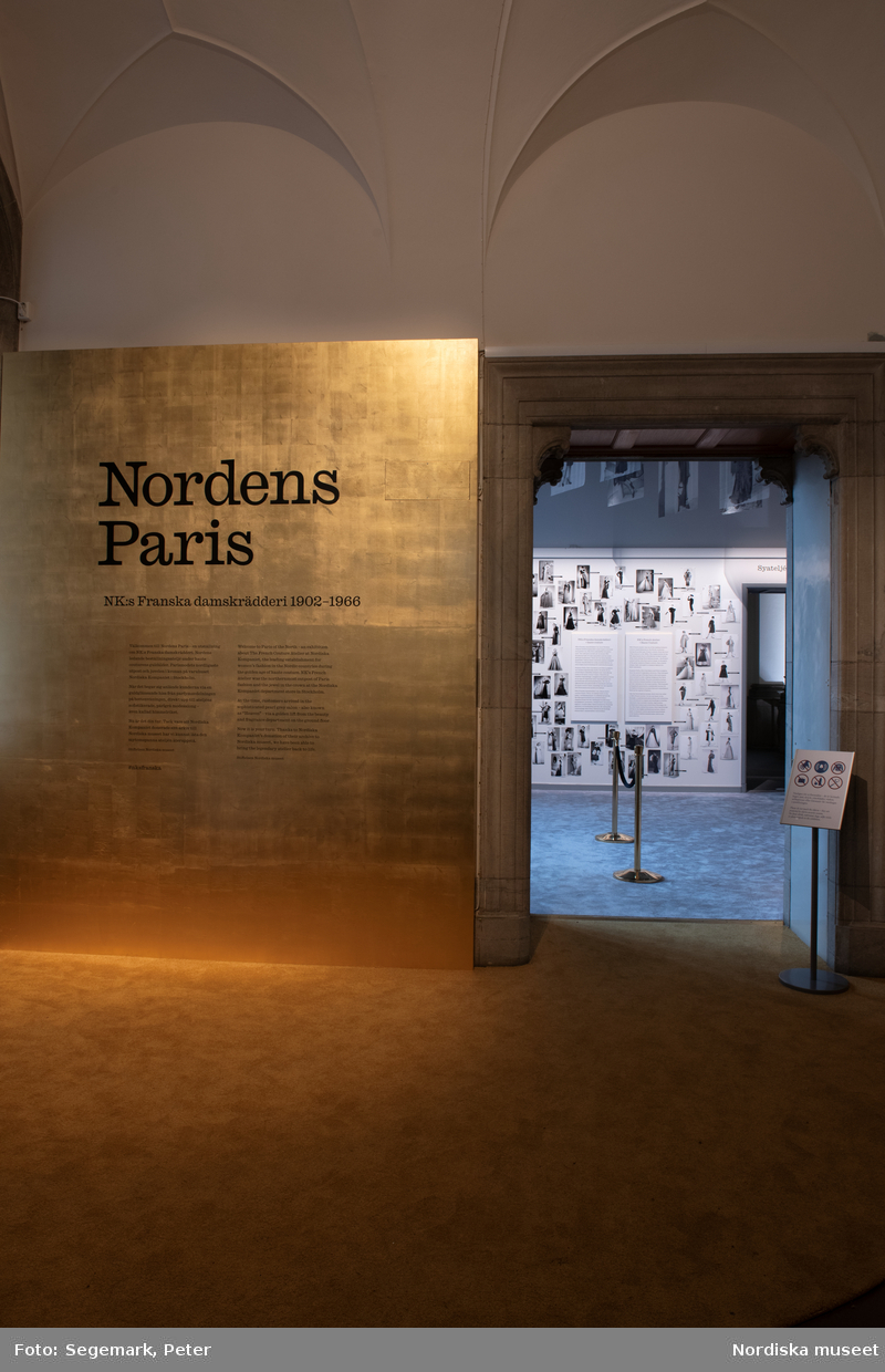 Bilder från miljöer i utställningen Nordens Paris om NK:s Franska damskrädderi 1902-1966 som pågick mellan 17 september 2021 och 1 oktober 2023.
