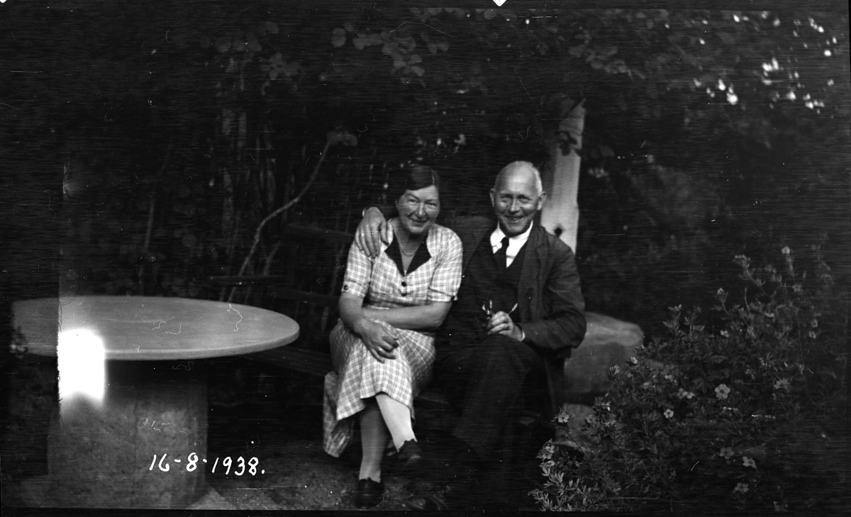 Ekteparet Hildur og Carl Johan Ekker i hagen