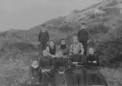 Menneskegruppe ved et berg - Smågesjø