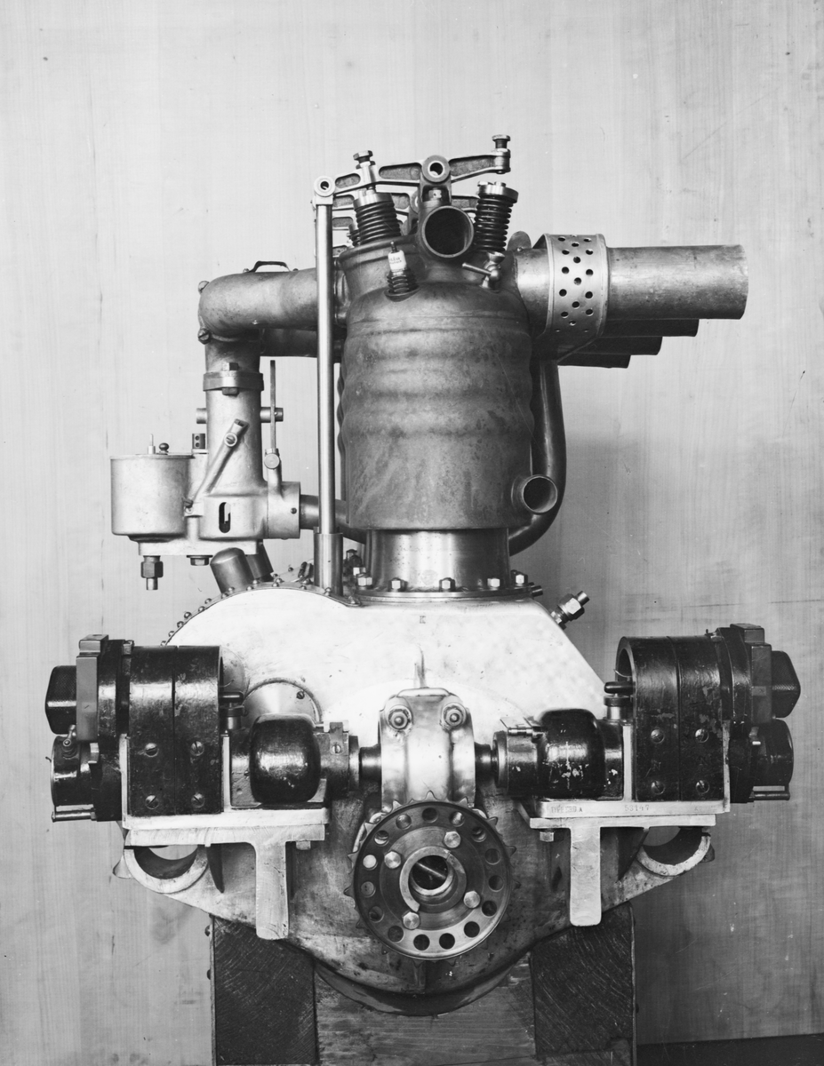 4-cylindrig flygmotor Eisemann Magneto. Vy från kortsidan.
