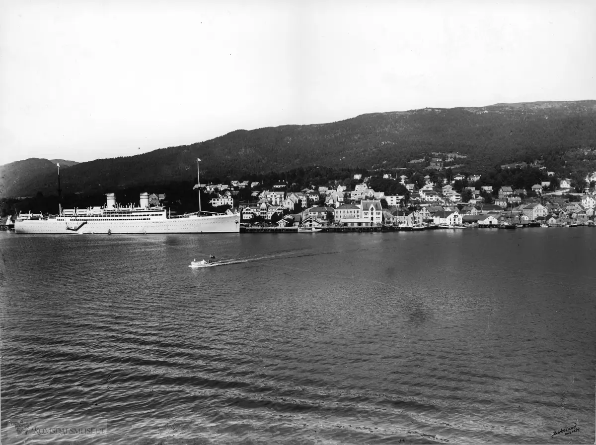 Molde by sett fra sør., "Havna med turistbåt ved Storkaia"