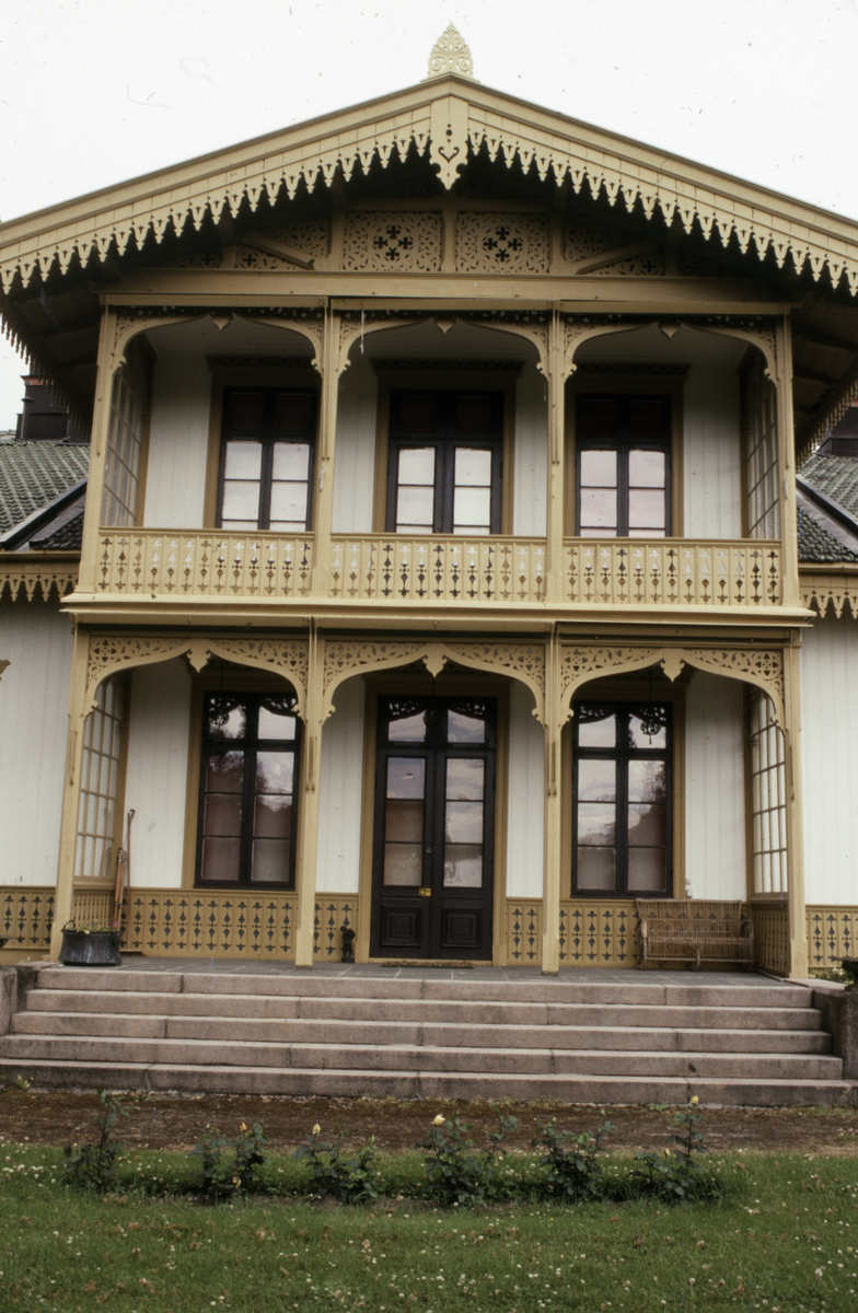 Tunnerud gård. Sveitserstil fra 1870-tallet (ark. J.H.Nebelong). Hovedbygning, sidebygg, park