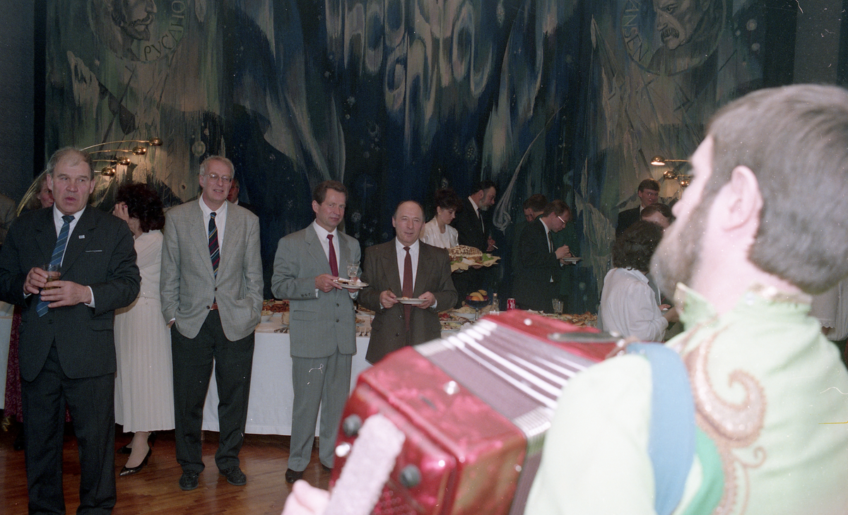 Feiring av den store seiersdagen 09.05.1997 i det russiske konsulatet i Barentsburg. 30 inviterte gjester fra Longyearbyen deltok, deriblant den konstituerte Sysselmannen. Der ble servert mat på koldtbord og det var trekkspilmusikk, sang og dans. Bildene var på trykk i Svalbardposten nr.19. 16. mai 1997.  