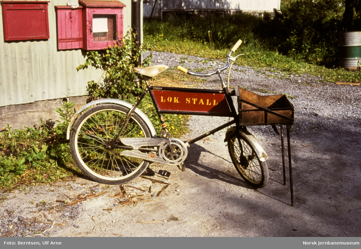 Sykkel til tjenestebruk ved lokomotivstallen på Borgestad stasjon
