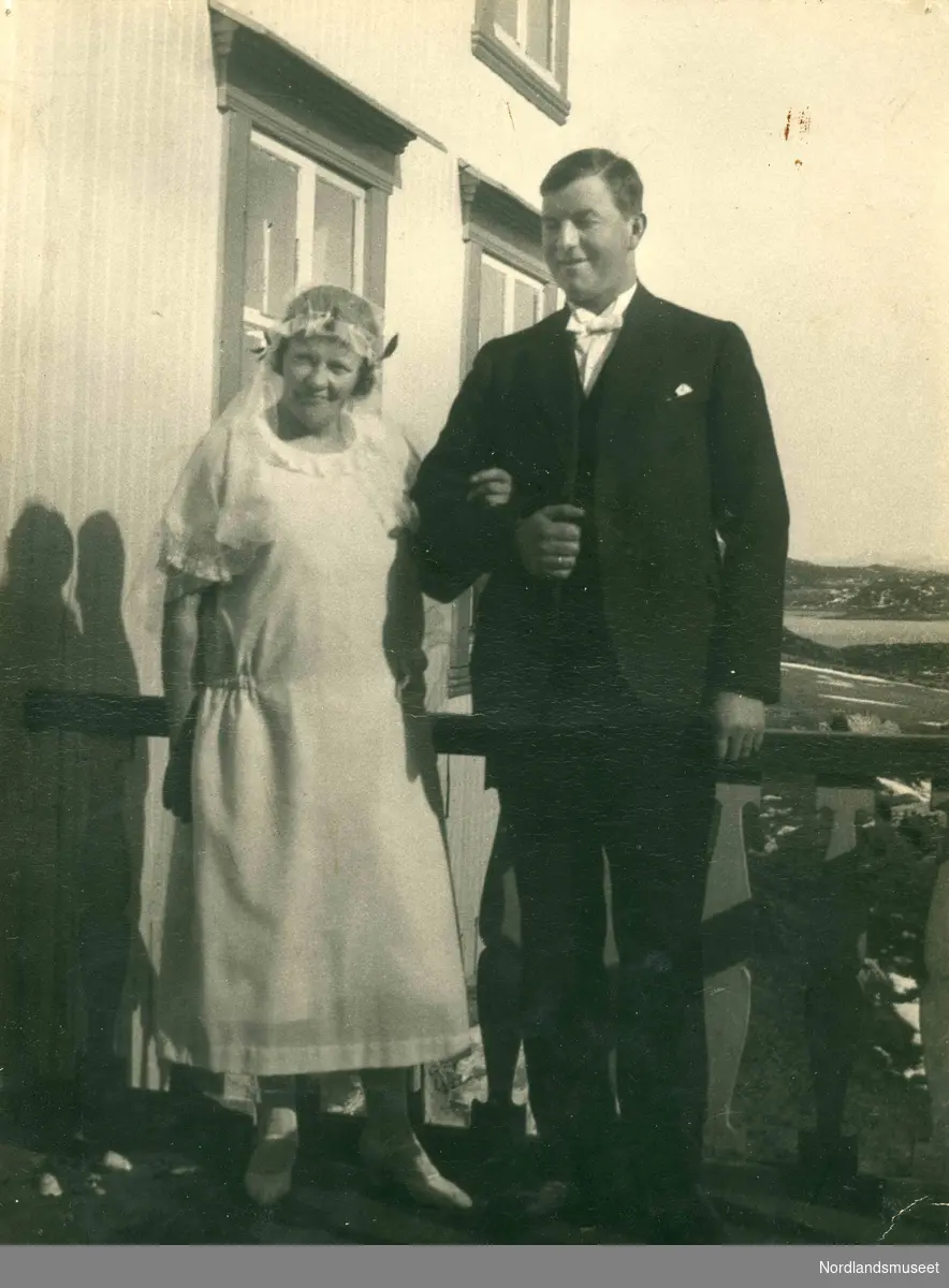 Brudebilde av Olga Falch, født i 1891, fra Skånland og Peder Daniel Danielsen, født i 1896, fra Engeløya i Steigen.