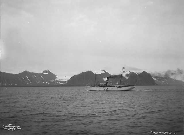 Prot: Spitsbergen - Kong Harald langs Kysten sydenfor Bell Sound, 17/8 1906