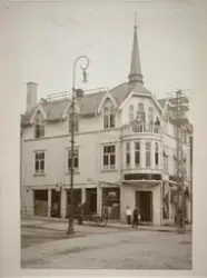 Nils Sunds bokhandel i Haraldsgata 159. Til venstre går Torg