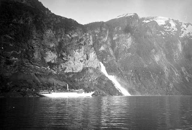 Prot: Geirangerfjord Meteor med Geitfossen