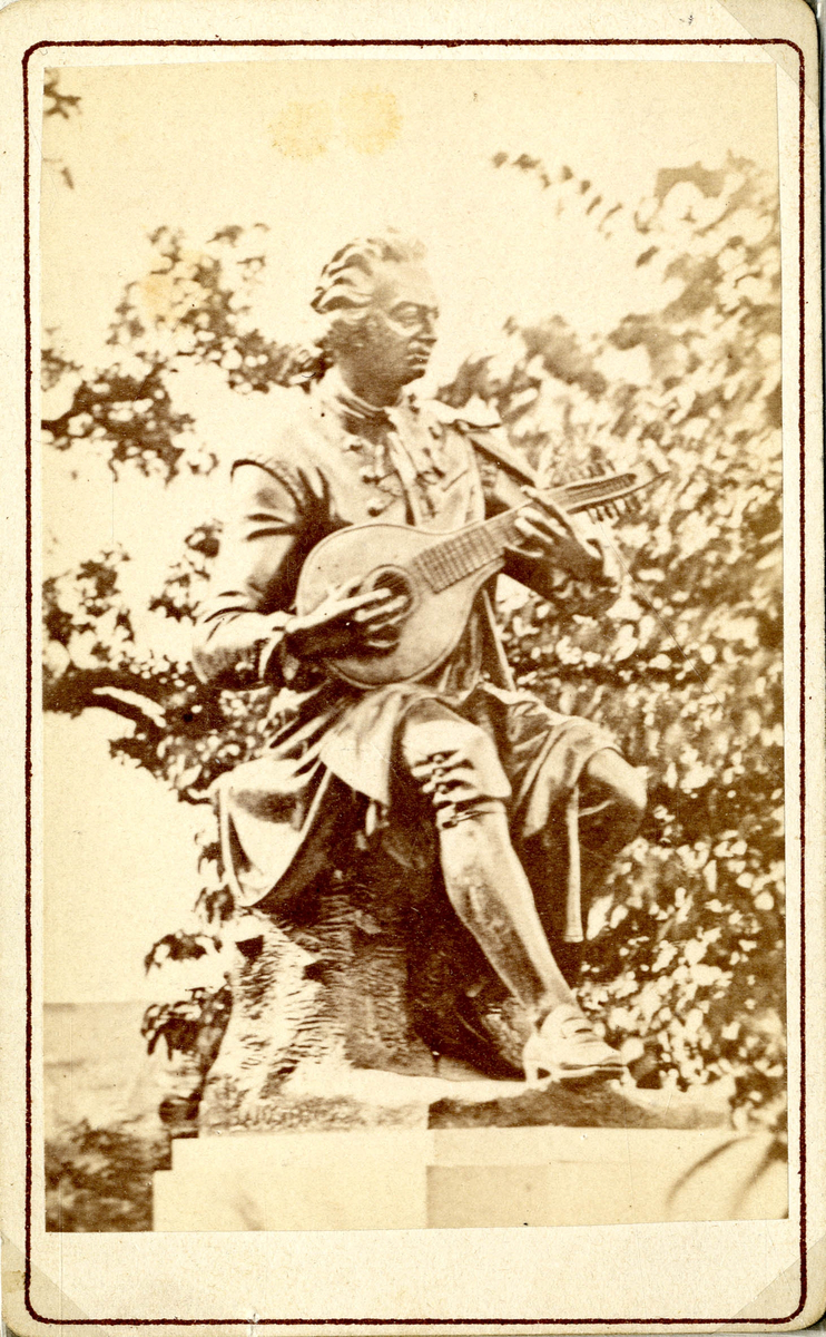 Statue av skalden Bellmann.