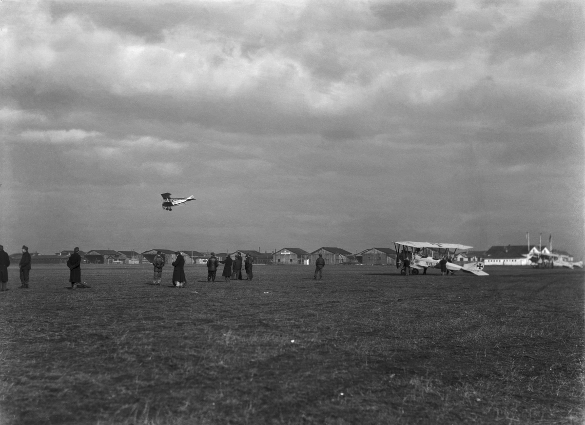 Översikt av militärt flygfält i Österrike-Ungern. Flygplan Lohner B.I ...