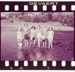 testbilde av Gevaert film, jenter på stranda.