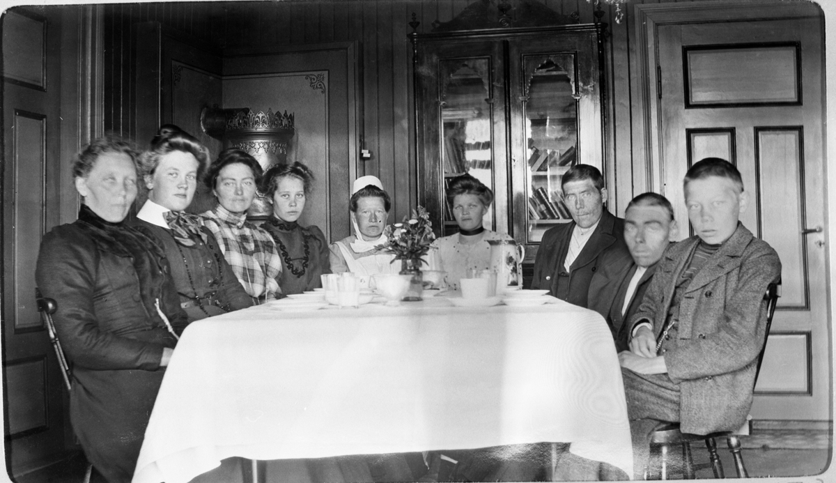 Ansatte og beboere ved frokostbordet i Røros pleiehjem først på 1900-tallet