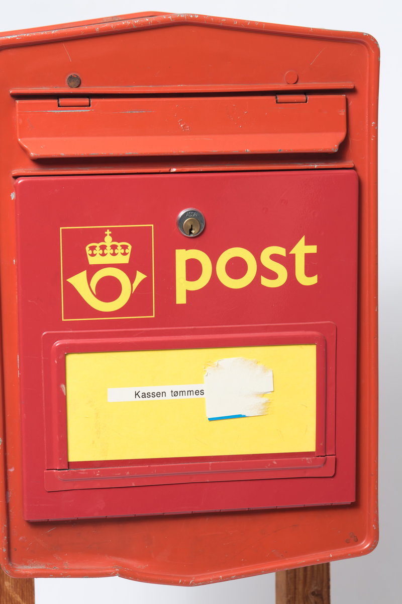 Postkasse på stativ, til å poste brev i. Dekorert med posthorn.