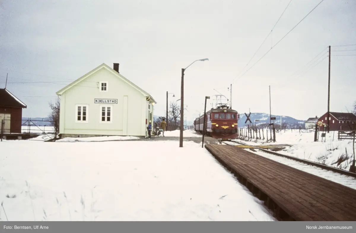 Elektrisk lokomotiv El 11 med persontog fra Hønefoss ved Kjellstad holdeplass på Drammenbanen