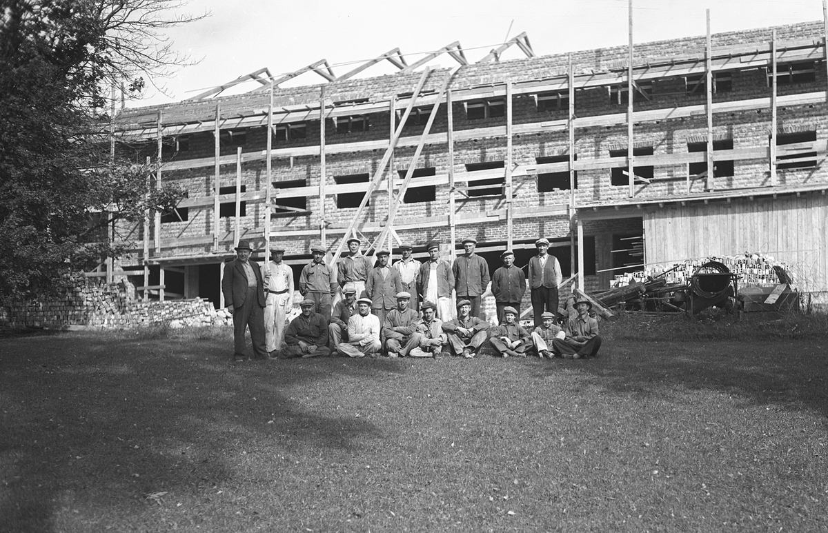 Tomb jordbruksskole i Råde. Arbeidsgruppe. Arbeidsmannskap foran stillas, 1941. Alle karene er ukjente.