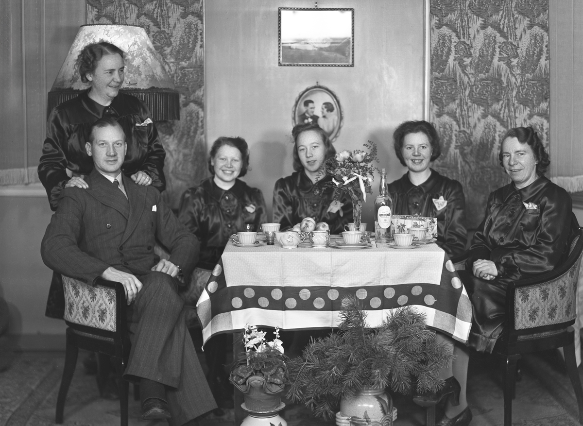 Fotograf May Hanssons personale, julaften 1941, ant. interiør i Nygaardsgata i Fredrikstad. 
Muligens tatt med selvutløser.