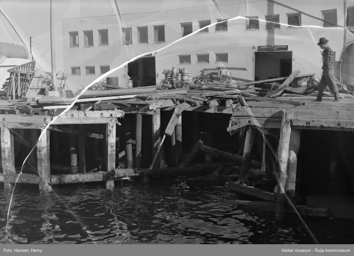 Vadsø 13 september 1951.  Torsdag 13 september 1951 gikk godsbåten  DS "Luna" tilhørende Bergenske DS selskap med god fart inn i dampskipskaia i Vadsø. "Luna" var hele 6 meter inne i kaia før den stoppet opp. Kaidekket ble revet opp, men det ble ikke  skader på skipet. Havnefogden anslo skadene på kaia til ca 2-5000 kroner.

Kilde: Dagbladet "Finnmarken", lørdag 15 september 1951.