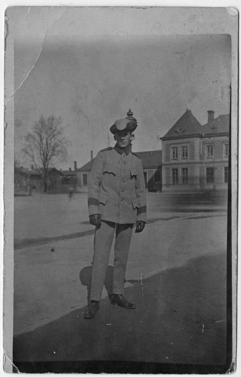 Porträttfoto av värnpliktige flygsoldaten Helmer Andersson, 238 45/24 vid Flygkompaniet, Spanarskolan, Malmen, 1925.
Foto framför centralstationen i Linköping.