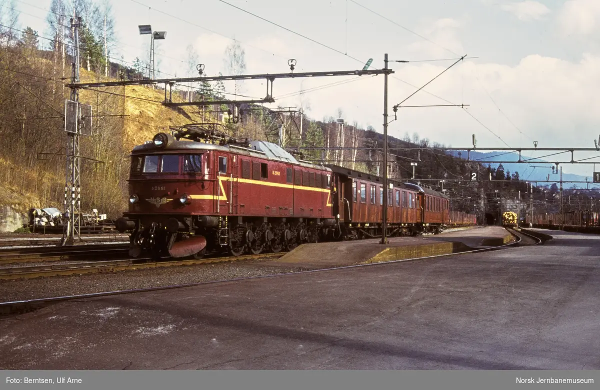Elektrisk lokomotiv El 8 2061 med persontog på Notodden stasjon