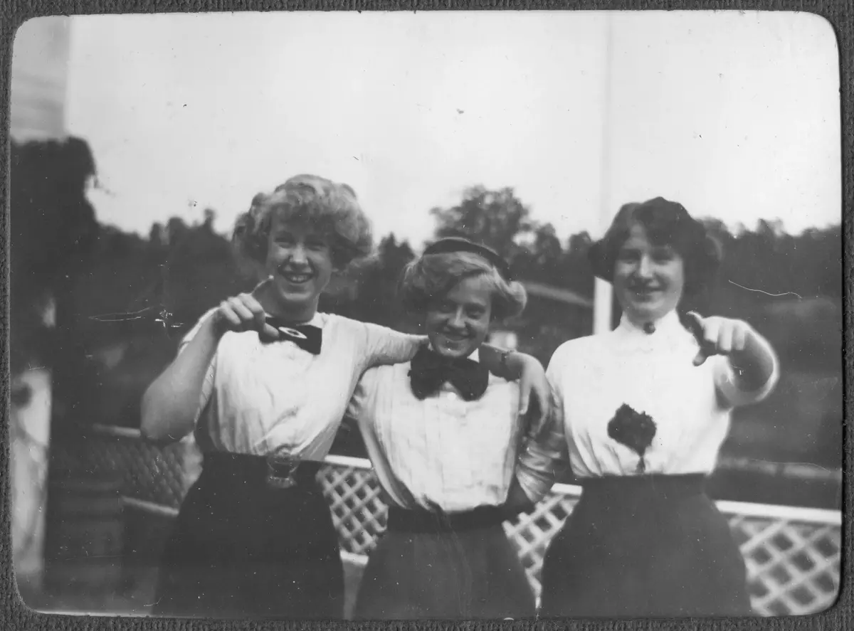 Album från Anders Classons samling
Väntorp - Signe; flicka och Olga med scout-kläder - 1912
