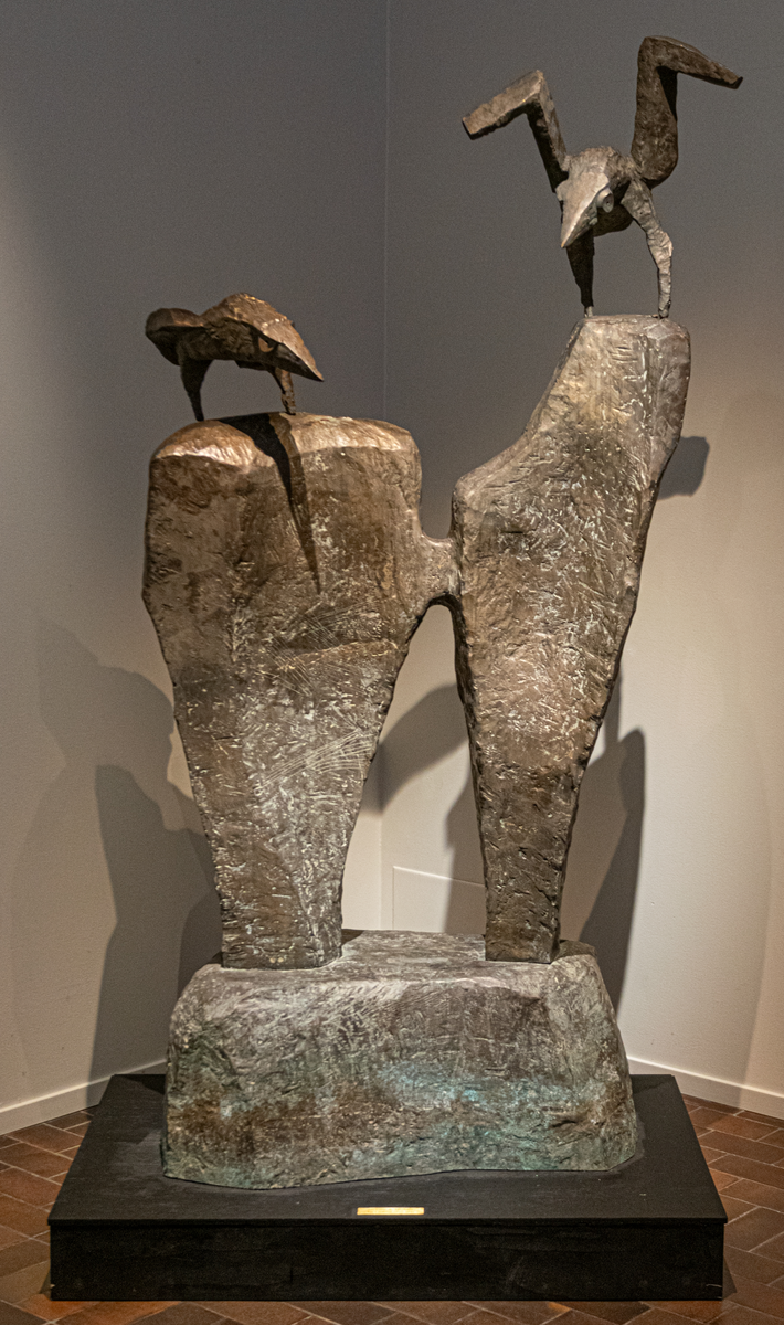 Skulptur i brons föreställande korparna Hugin och Munin, guden Odens korpar som dagligen flög ut i världen för att hämta information till guden. Hugin personifierar tanken, Munin minnet. Hemma hos Oden satt de på hans axlar.