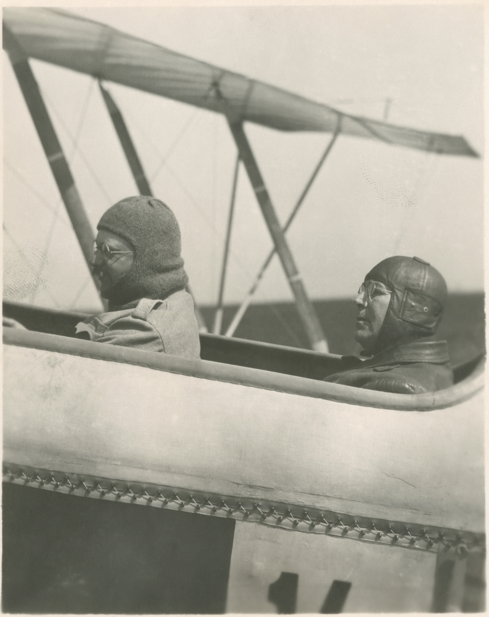 Två flygare i militärt flygplan Lohner B.III, serie 14 tillhörande Österrike-Ungern under första världskriget. Vy från sidan.