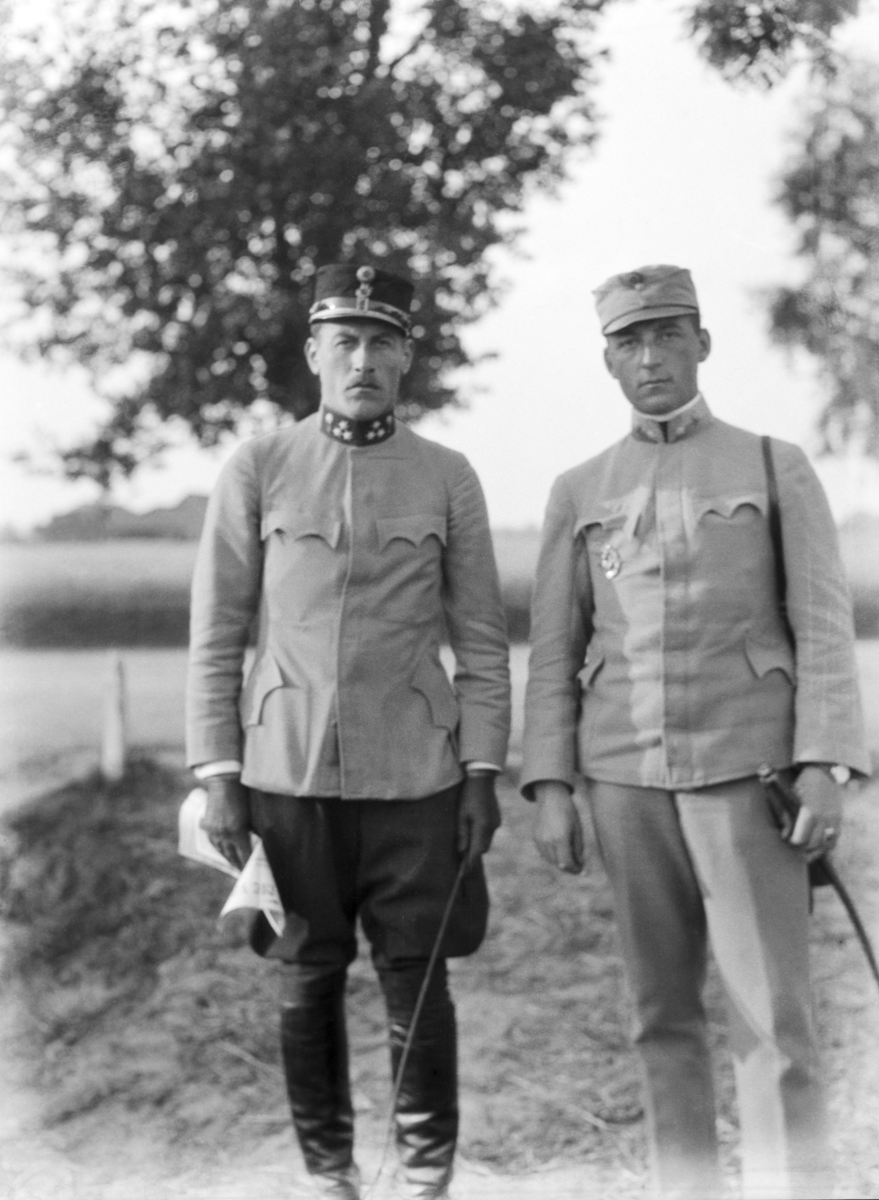 Porträttfoto av två militärer från Österrike-Ungern utomhus under första världskriget. Edmund Sparmann till höger.