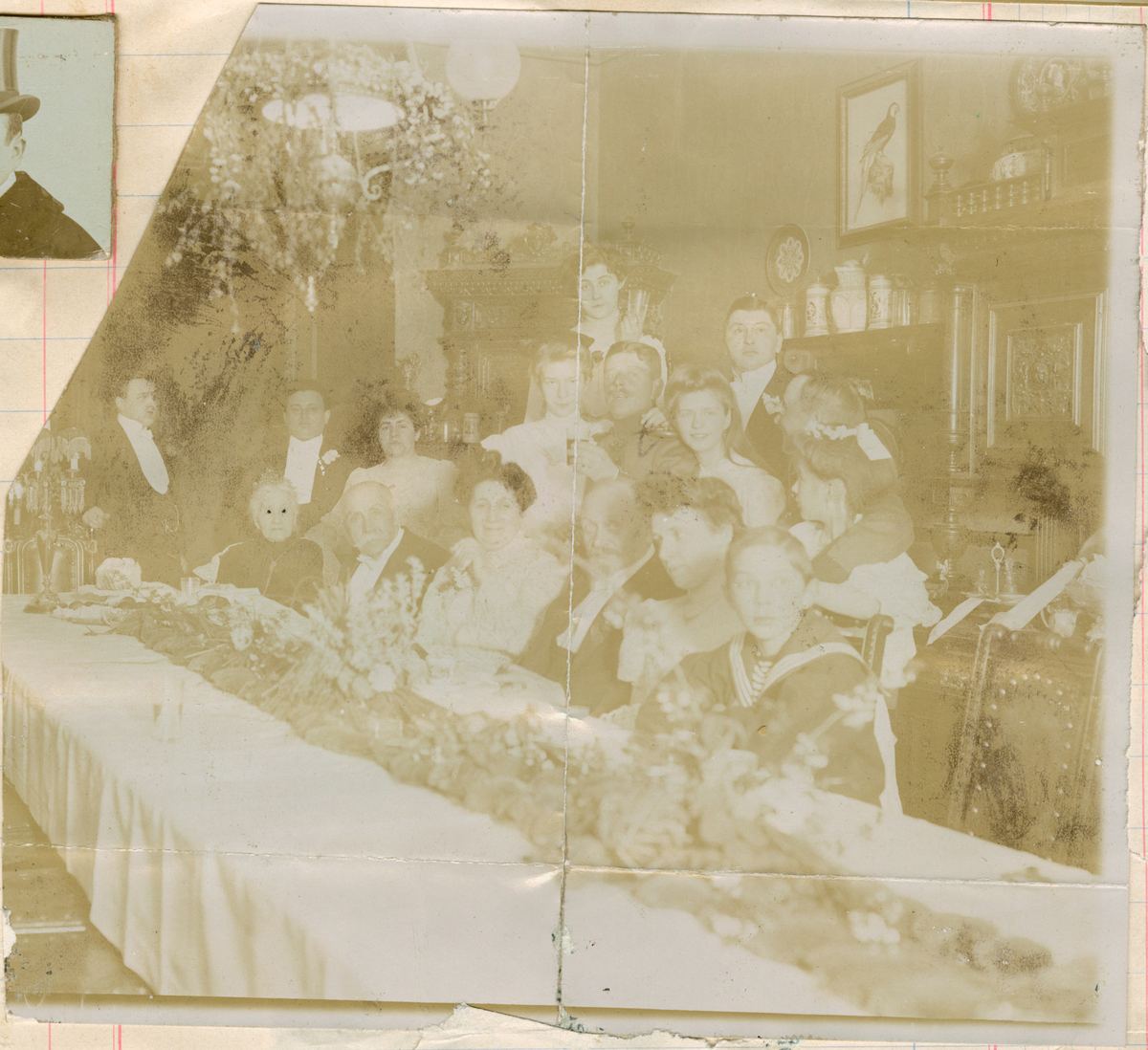 Motivet viser en ansamling ukjente mennesker rundt et festdekket bord. Blant menneskene i rommet kan en se Florentine Rostin, som holder et glass, og mor Sonja Rostin. Over bordet henger en lysekrone. På veggen henger et bilde av en papegøye.