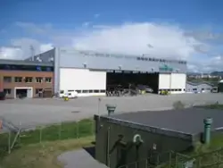 Widerøes Hangar 2 i Bodø, med deler av "mellombygget" til ve