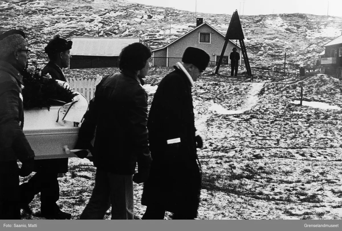 Begravelse en vinterdag, Prost Ernst Galschiødt foran kisten, Bugøynes.