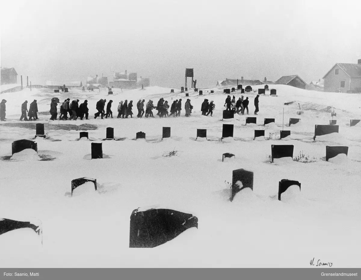 Begravelsesfølge på kirkegården i Bugøynes, Prost Ernst Galschiødt fremst i følget.
