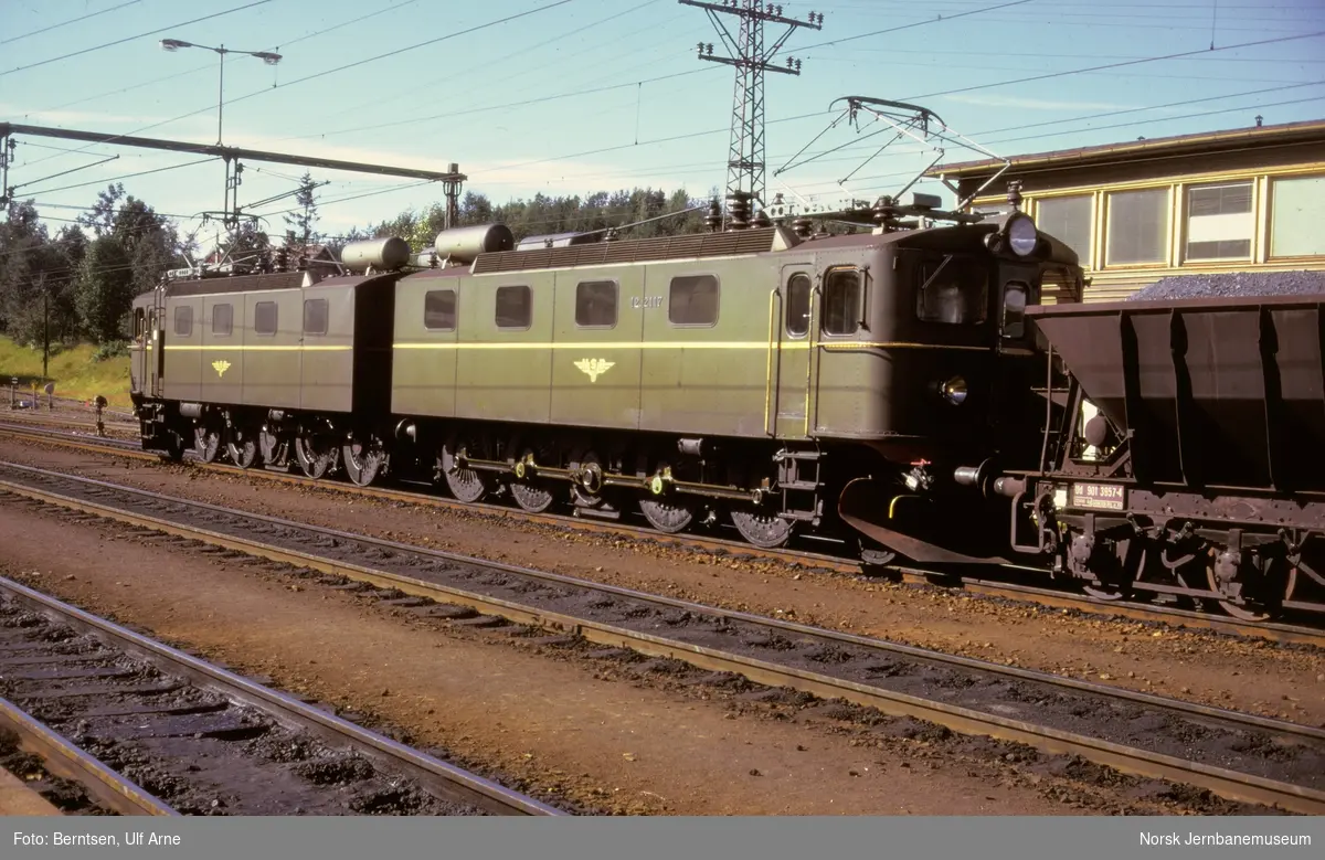 Elektrisk lokomotiv El 12 2117 + 2114 med malmtog på Narvik stasjon