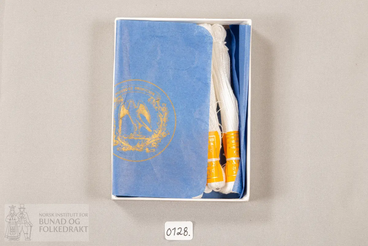 7 bunta med lintråd i ei eske, under blått silkepapir. Original emballasje.
W.& J. Knox Ltd.
Linen Floss Embroidery Thread
Kilbirnie Scotland.
24 Skeins White 35