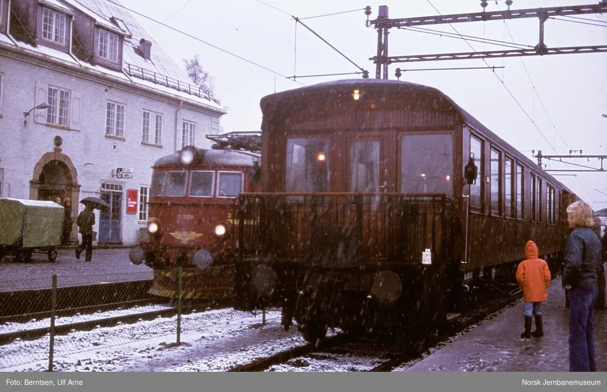 Salongvogn A21 nr. 100 bakerst i veterantog fra Drammen til Rødberg på Kongsberg stasjon