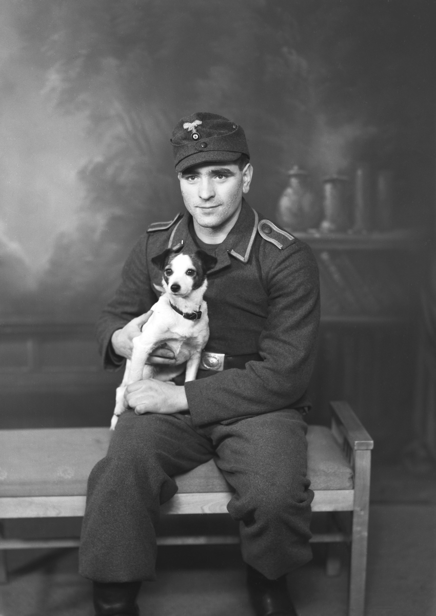 Portrett av tysk soldat med hun. Bestillers navn: Underofficer Prehm ...