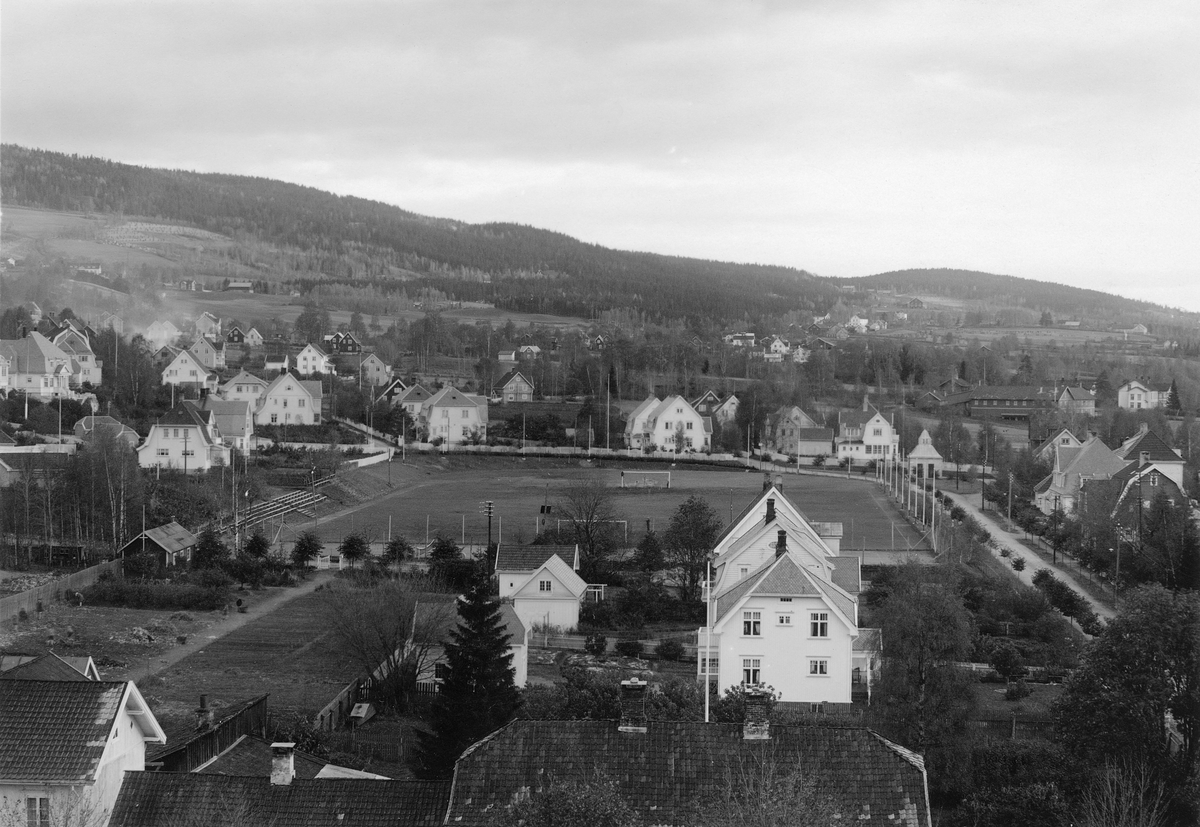 Området rundt Sportsplassen, Lillehammer, sett fra kirketårnet. Husene på rekke er Bjørnstjerne Bjørnsons gate 19, 17 og 15,