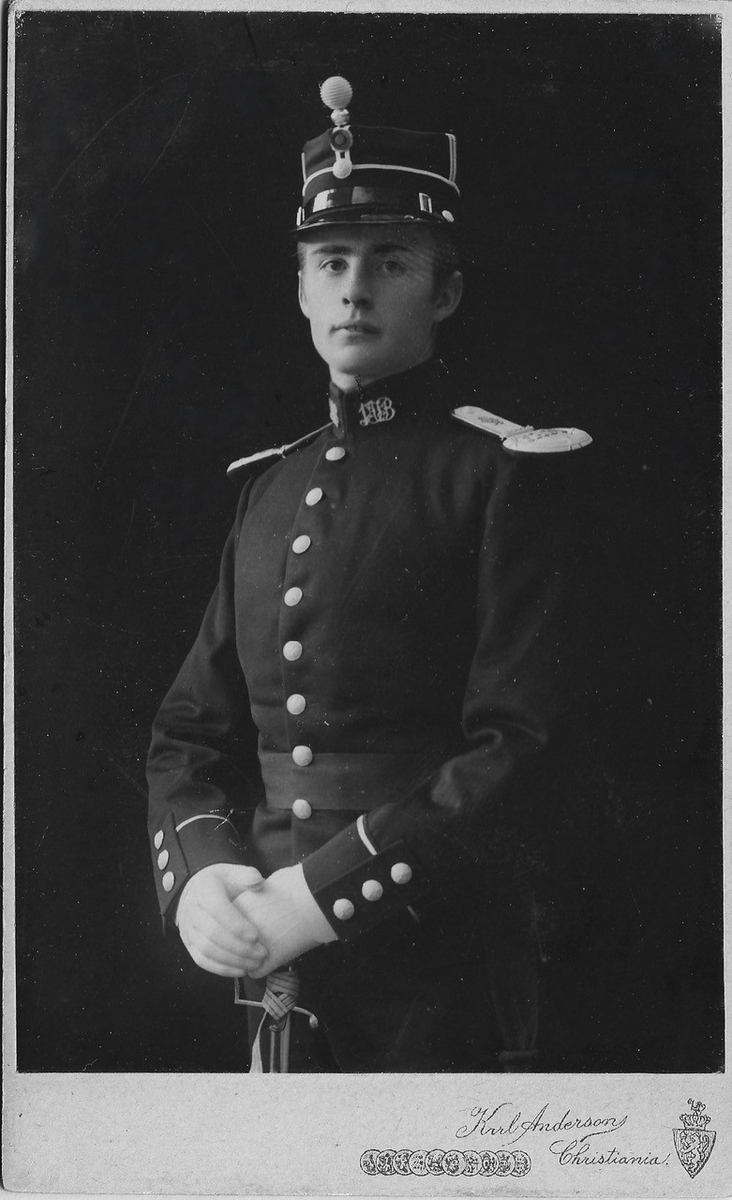 Norsk sekondløytnant som tok tjeneste i Fristaten Kongo (EIC) fra 1906 og senere Belgisk Kongo. Han falt i første verdenskrig i Tysk Øst-Afrika