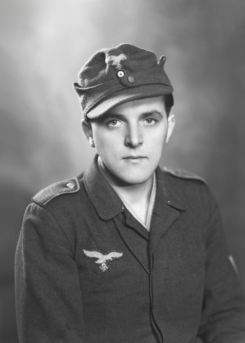 Portrett av tysk soldat. Bestillers navn: Gerlach. Luftwaffe. 6 postkort.