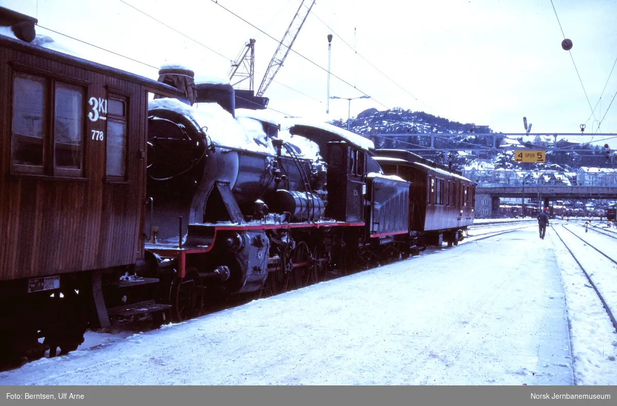 Damplokomotiv 24b nr. 236 under transport til Stavanger, her på Kristiansand stasjon