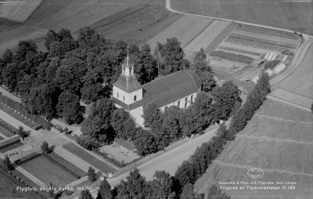 Flygfoto över Åls kyrka, Insjön. Åhl, äldre stavning. Läs mer om Åhls kyrka i boken: Dalarnas kyrkor i ord och bild.