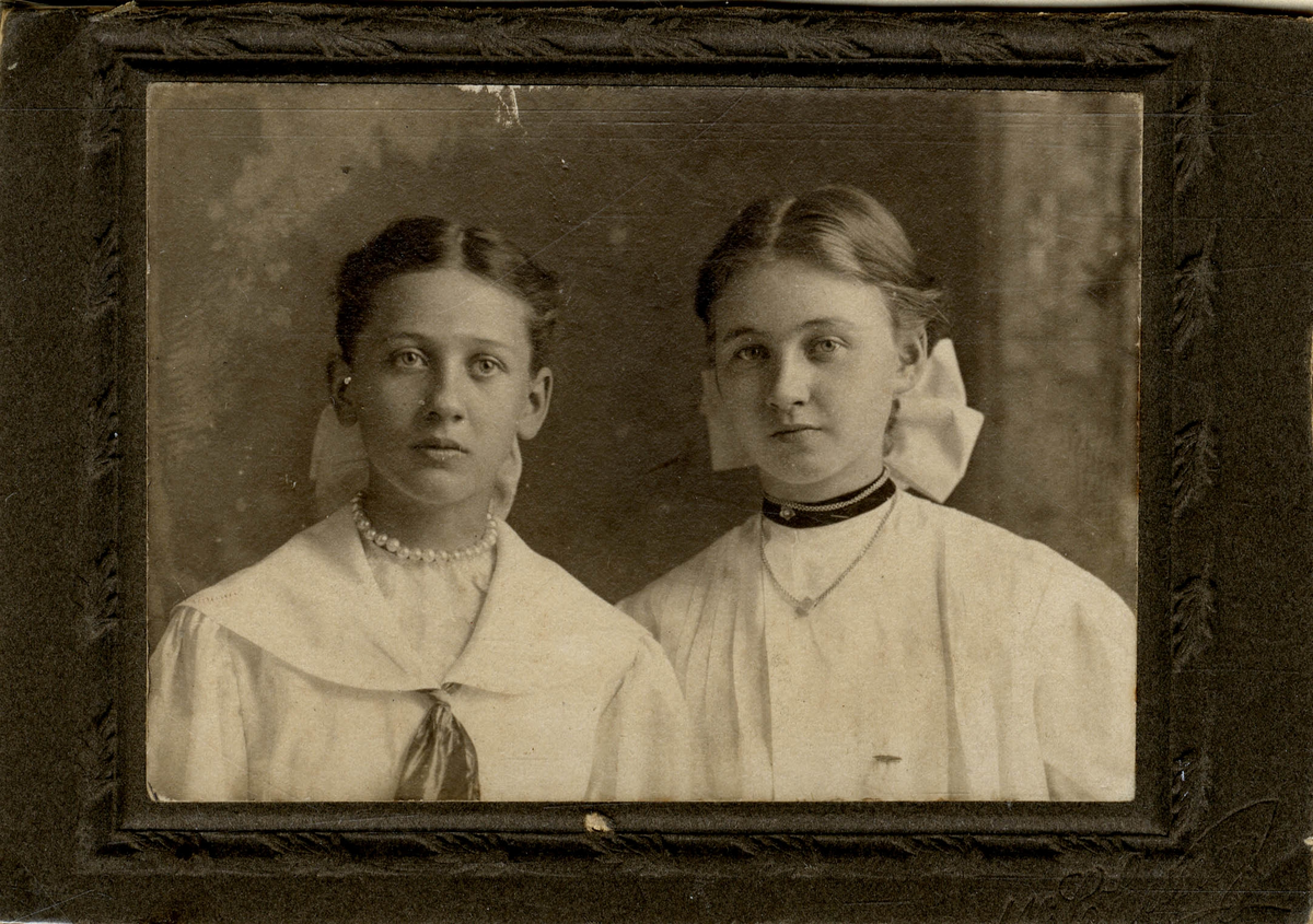 Portrett av to unge kvinner.