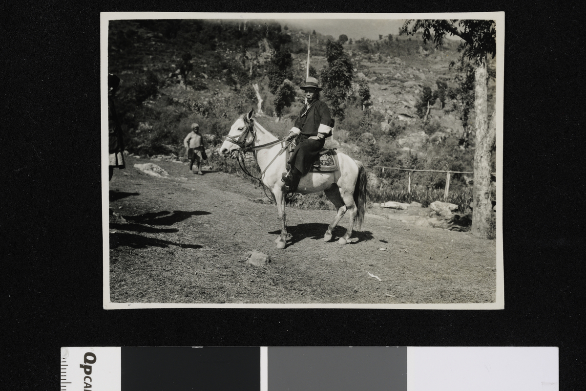 Mann til hest, Sikkim. Fotografier tatt i forbindelse med Elisabeth Meyers reise til India 1932-33.