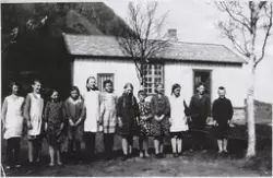 12 elever foran Skagstad skole