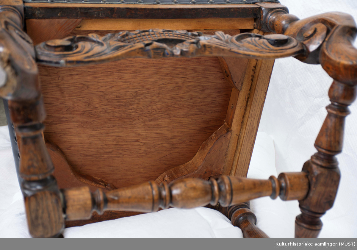 Barokkstol av ask med høy rygg, akantus, blomsterurner og gyllenlær.
