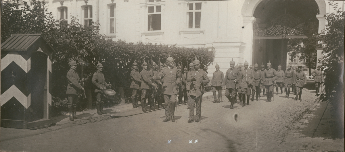 Text i fotoalbum: "Storhertigen af Baden och General v. Below i Mitau den 30/6-1916."