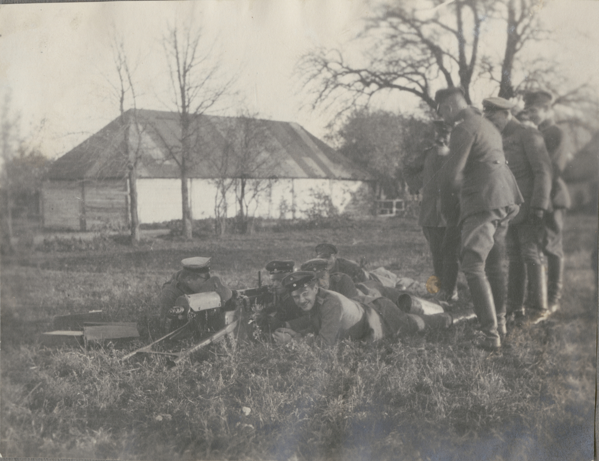 Text i fotoalbum: "Från Krigskolan i Radoszyn 20.10 - 3.11.1917 (Wolhynien). Officersöfningar med maskingevär."