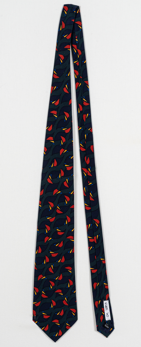 Mörkblå slips med flerfärgat mönster.